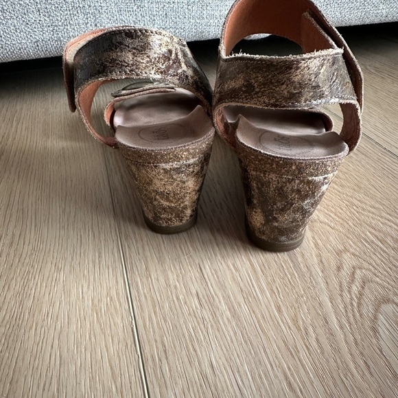 Taos Footwear Brown Sandals with Ankle Straps - Picture 3 of 6